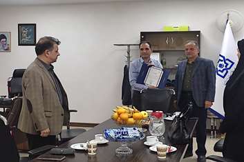 بازدید مدیر شبکه بهداشت و درمان رباط کریم از اداره بیمه سلامت شهرستان به مناسبت هفته بیمه سلامت